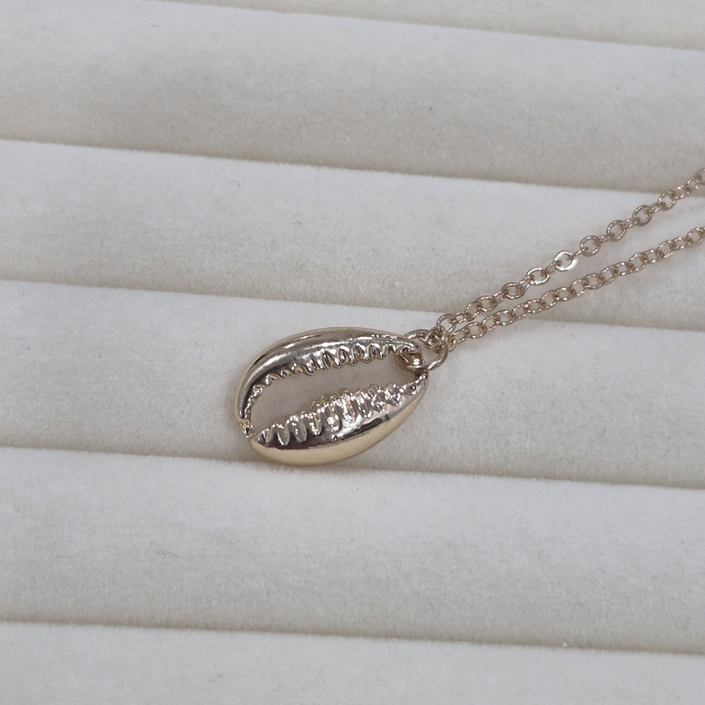 SOLD OUT Elegant Champagne Gold Shell Pendant Necklace